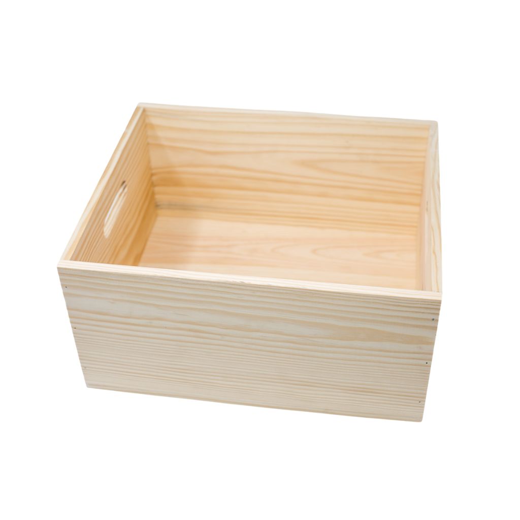 caja de madera color claro con asas