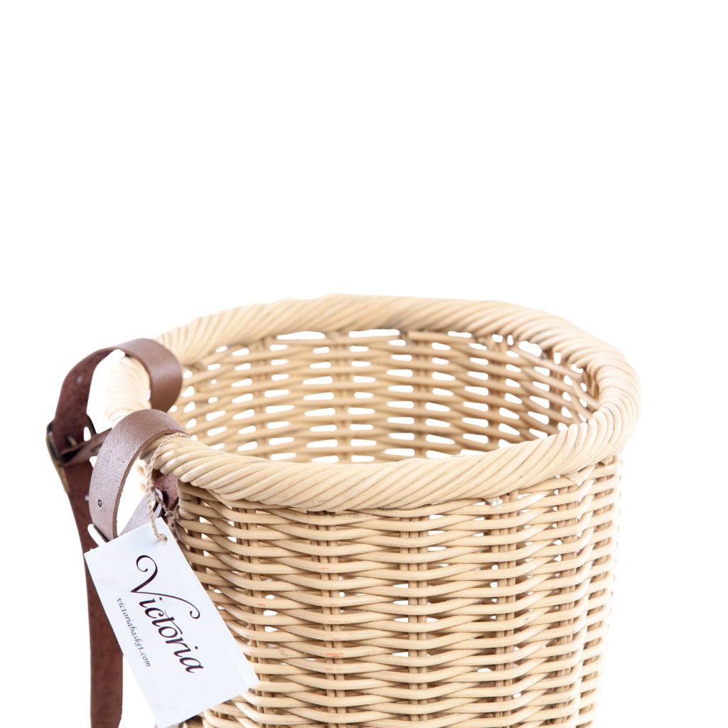cesta de mimbre color natural claro con correas victoria