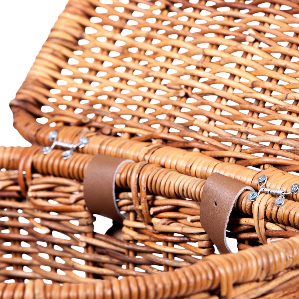 detalle de cesta de mimbre con tapa