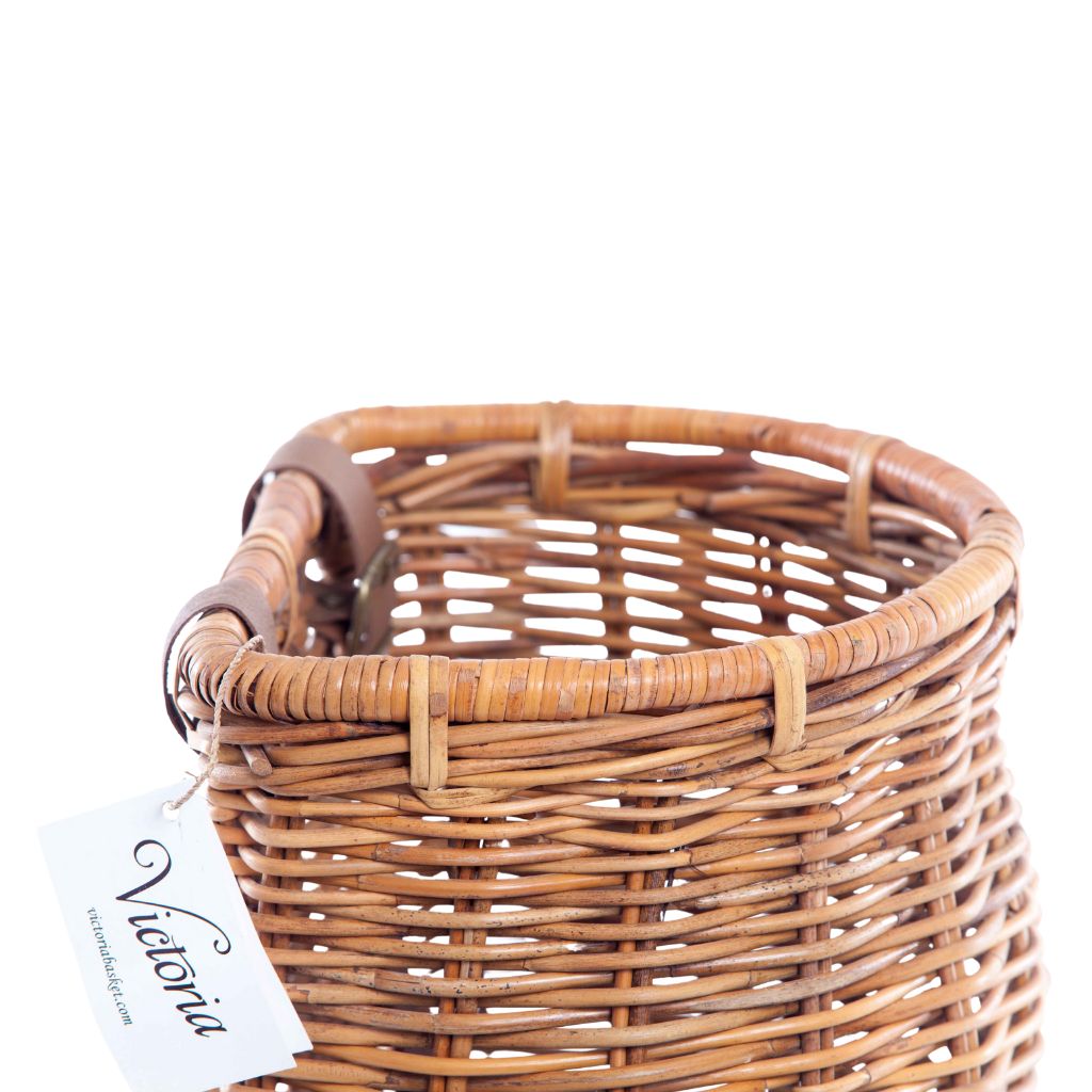 cesta de mimbre natural con correas de piel