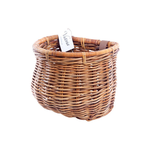 cesta con forma mimbre natural