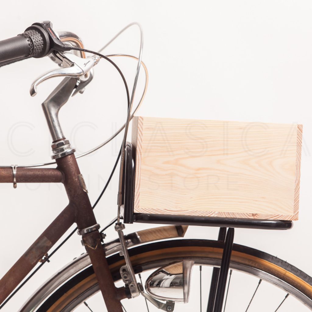 bicicleta clasica con caja de madera color claro
