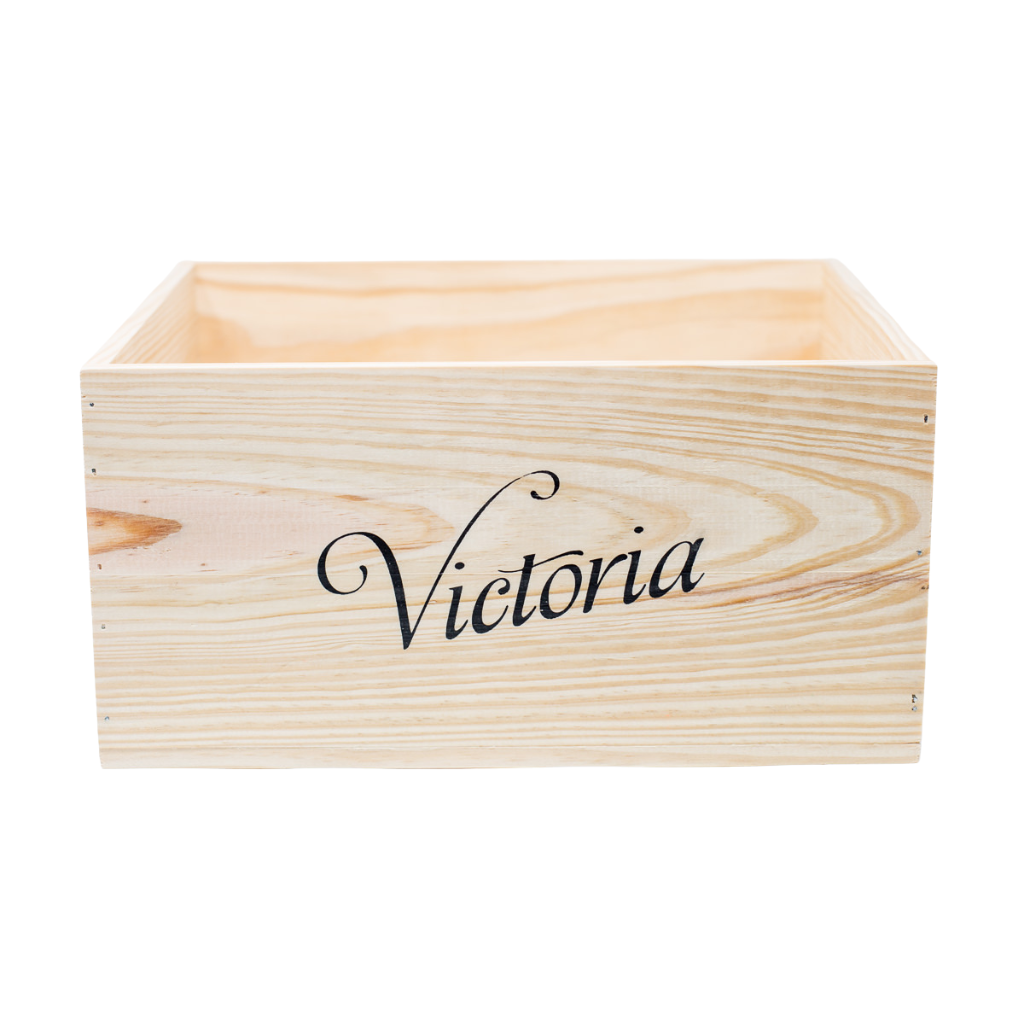 caja de madera con logo marca victoria frontal