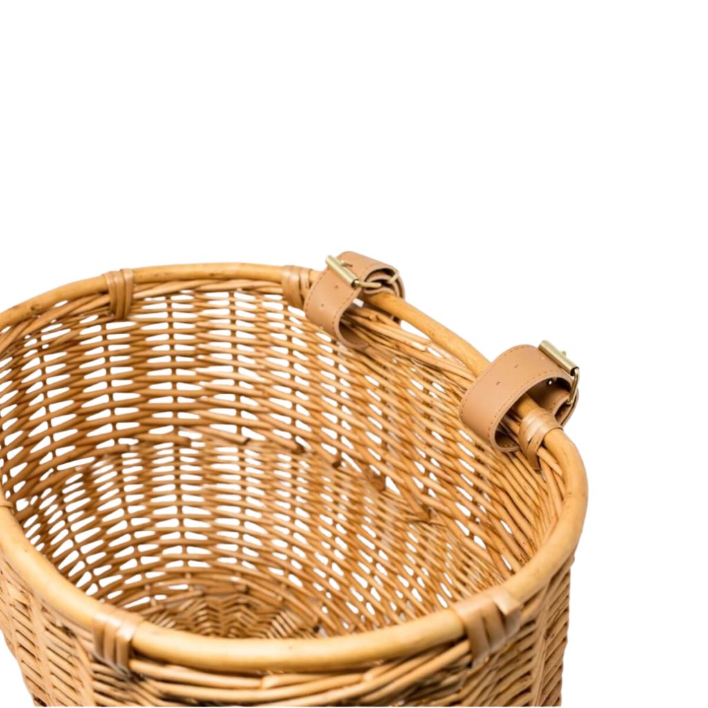 cesta de mimbre trenzado con correas