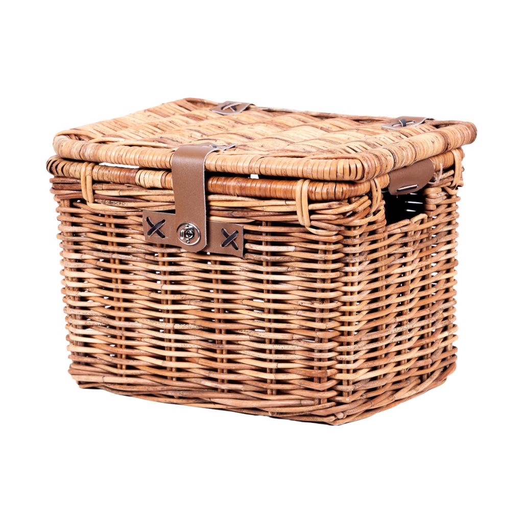cesta de mimbre cuadrada con correas de piel