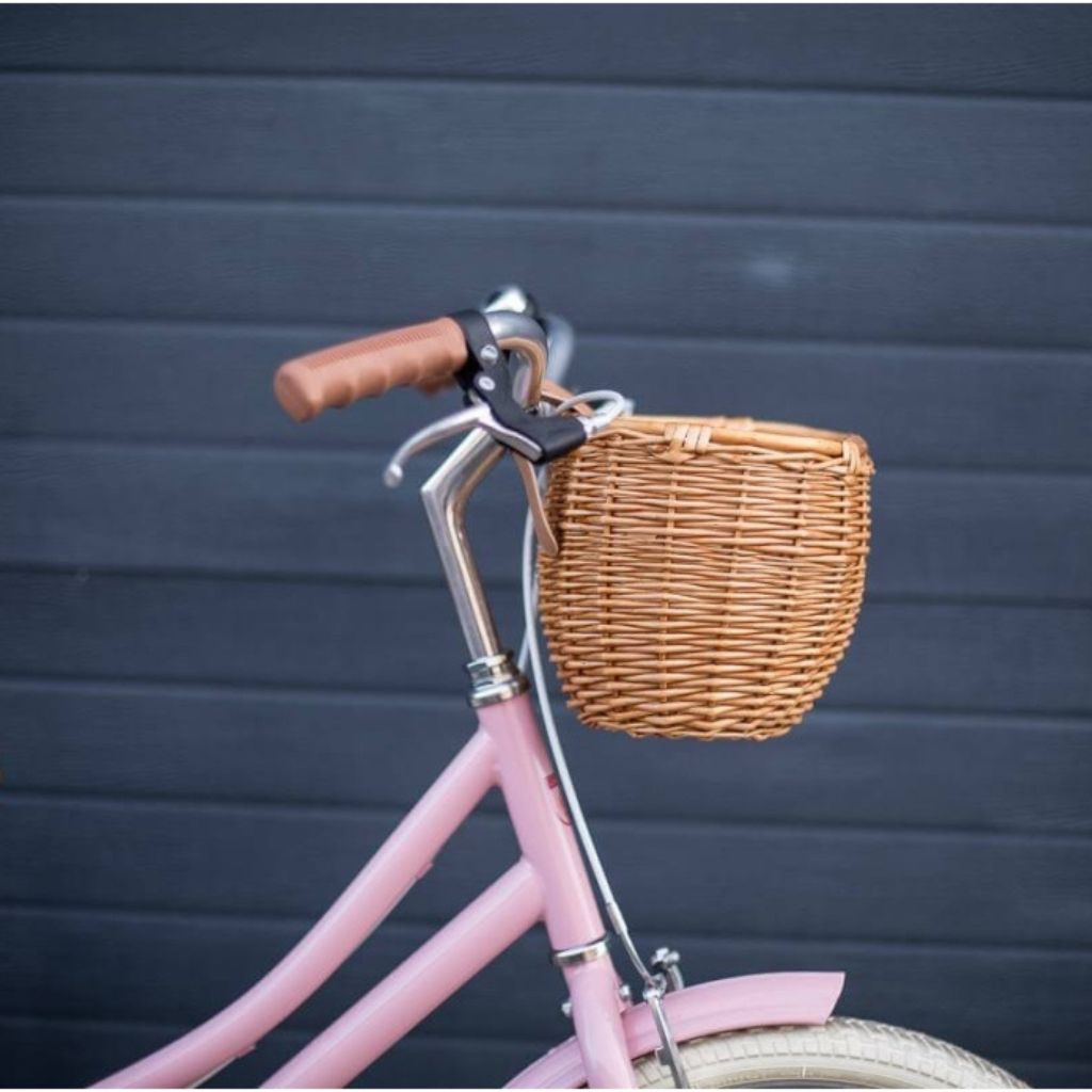 bicicleta infantil rosa con cesta de mimbre para niños