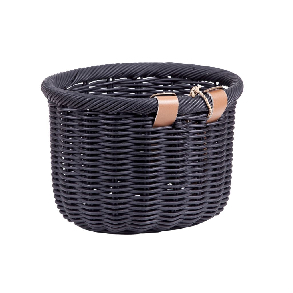 cesta de mimbre color negro con correas