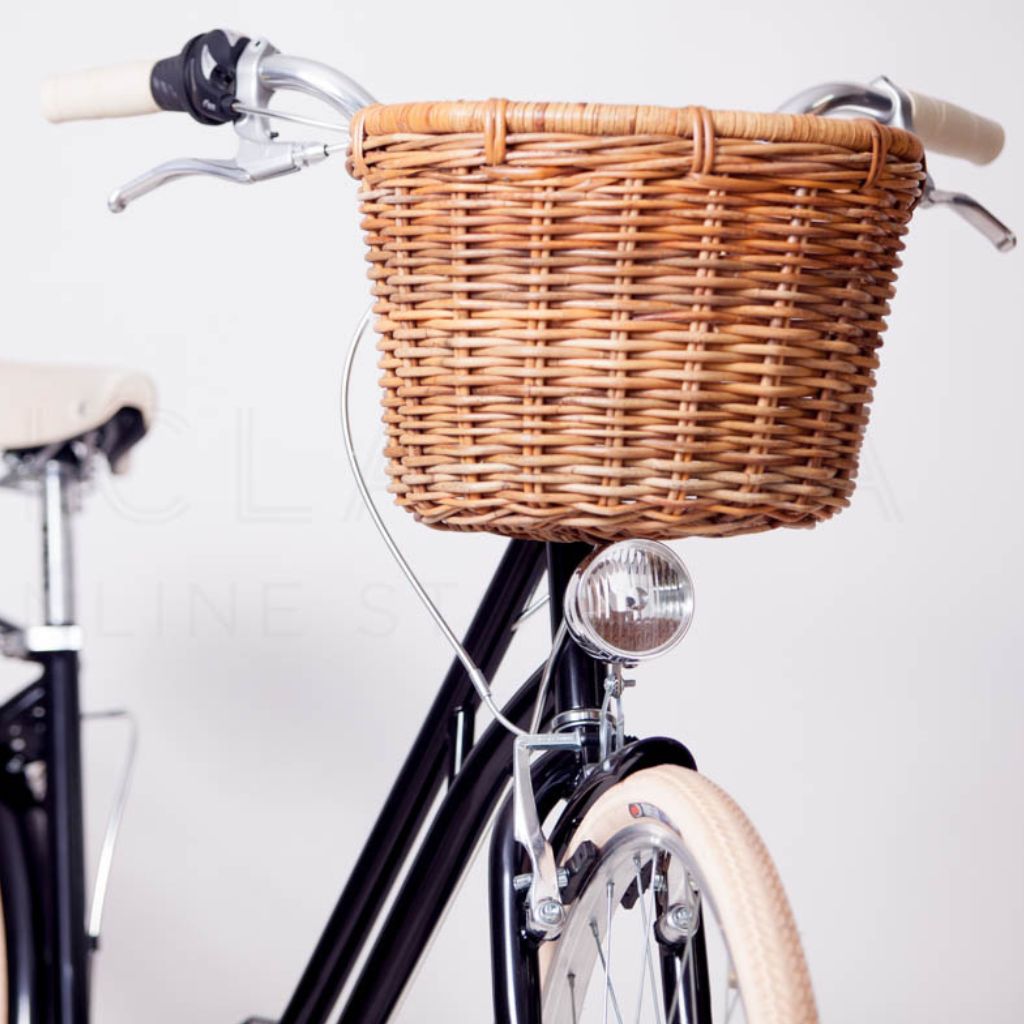 bicicleta clasica con cesta de mimbre natural